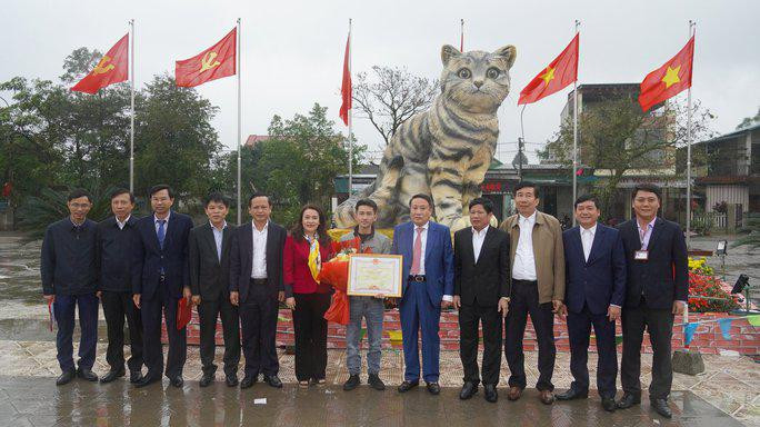 Khen thưởng chủ nhân linh vật mèo nhận "mưa lời khen" ở Quảng Trị