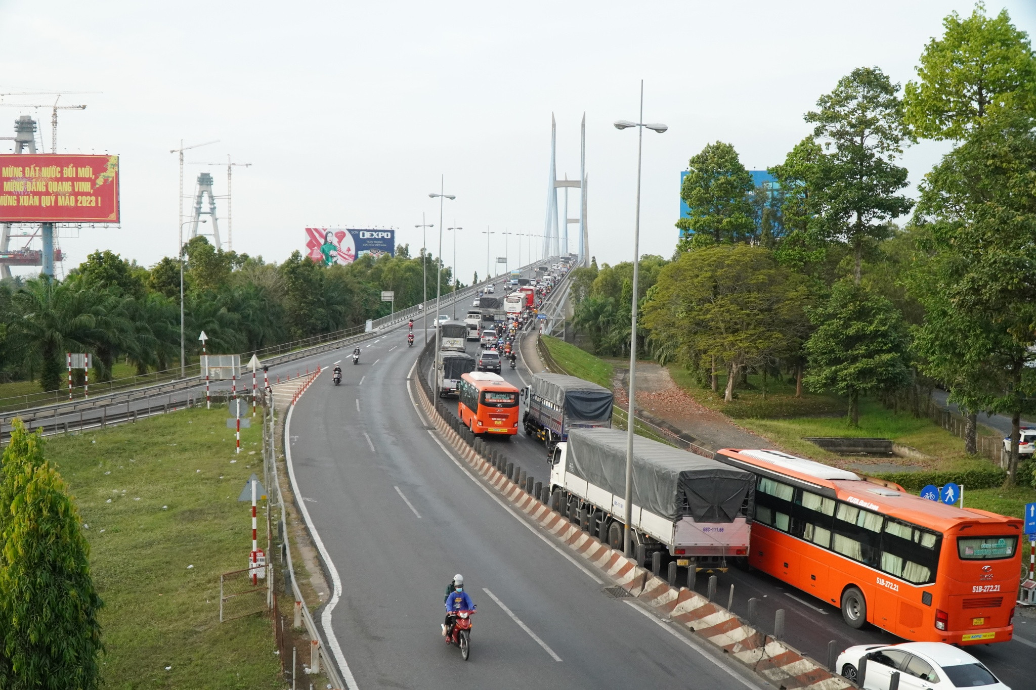 Cầu Mỹ Thuận tiếp tục ùn tắc nặng nề trong chiều mùng 8 tết